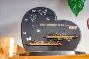 plaque cœur avec des papillons