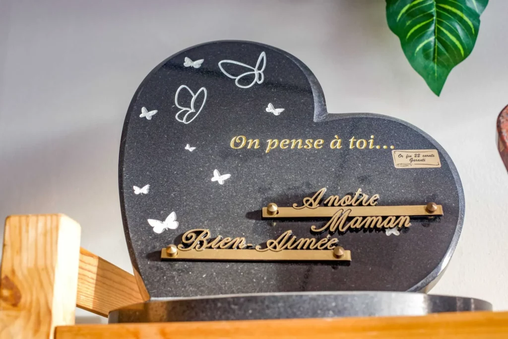 Plaque funéraire personnalisée en forme de cœur pour maman.