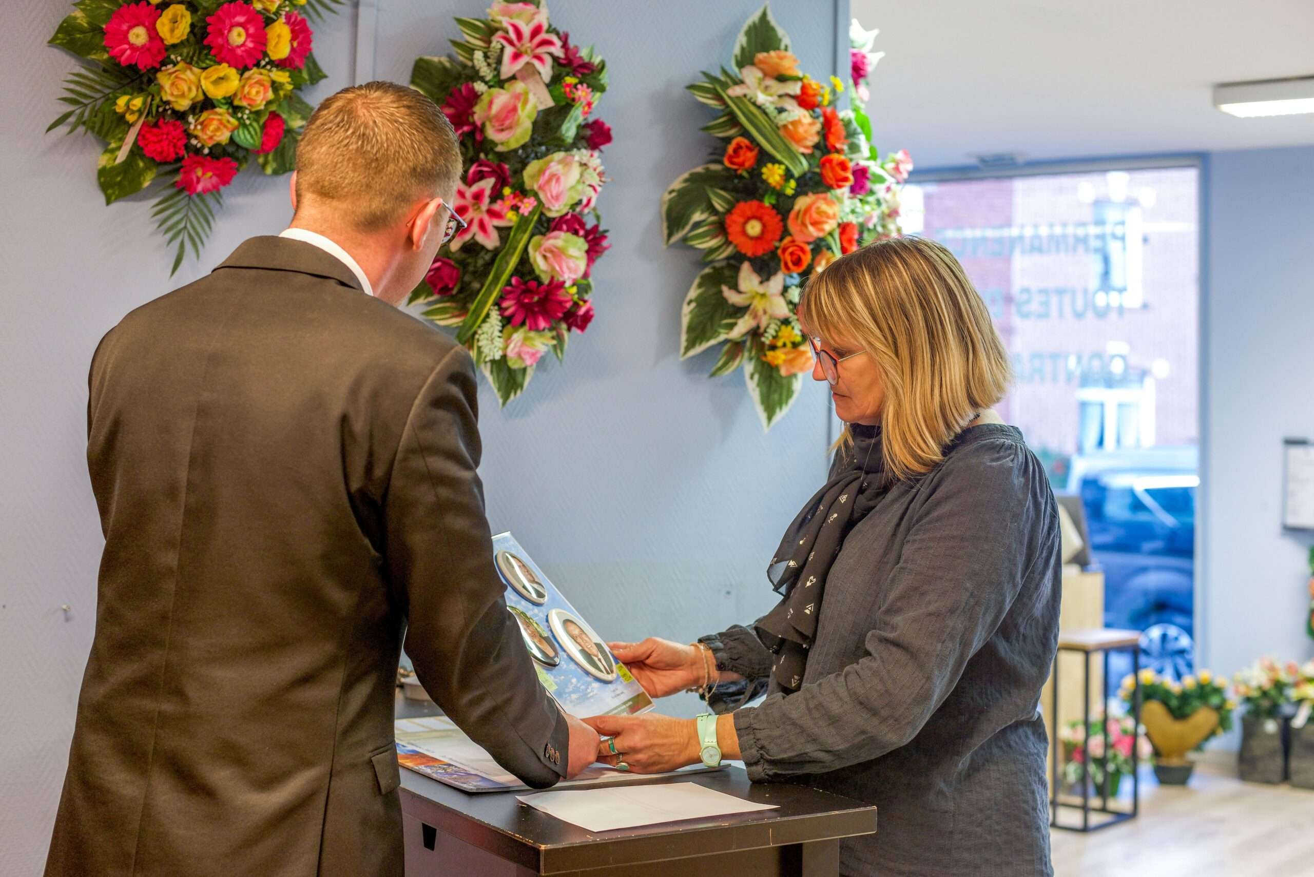 conseiller funeraire aidant une personne