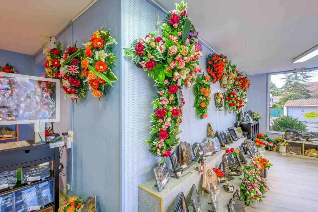 Grand choix de compositions florales artificielles de deuil en magasin.
