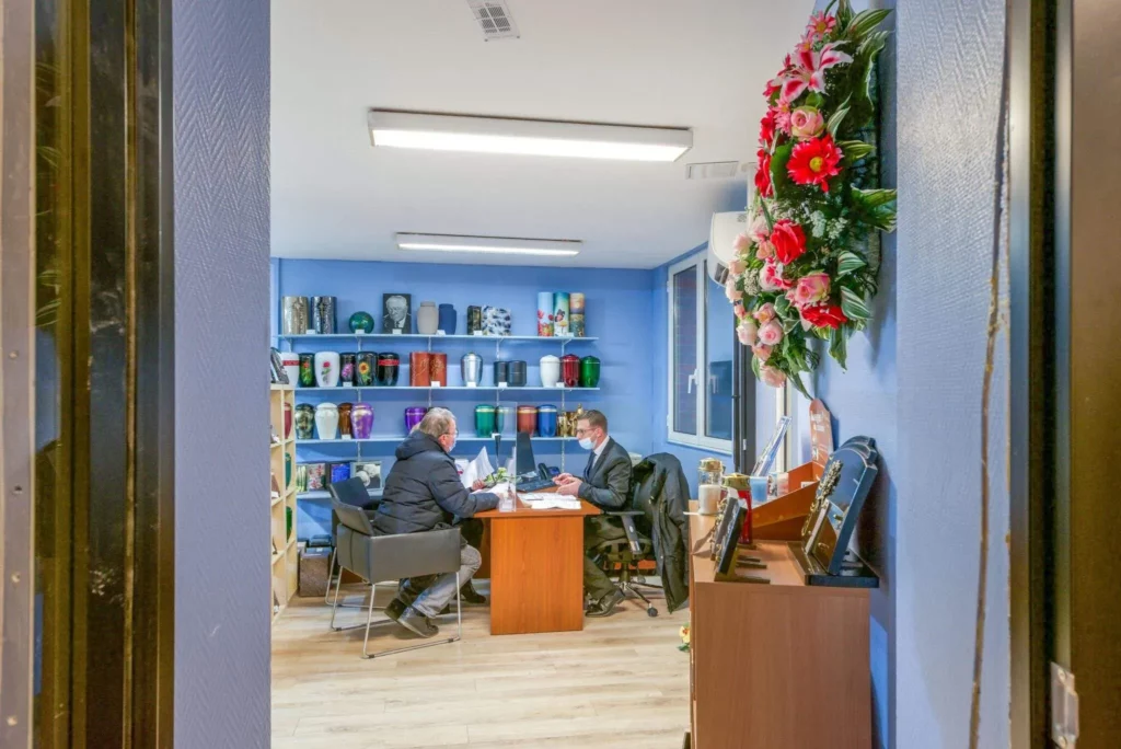 Entretien d'accompagnement des familles dans un bureau de pompes funèbres.