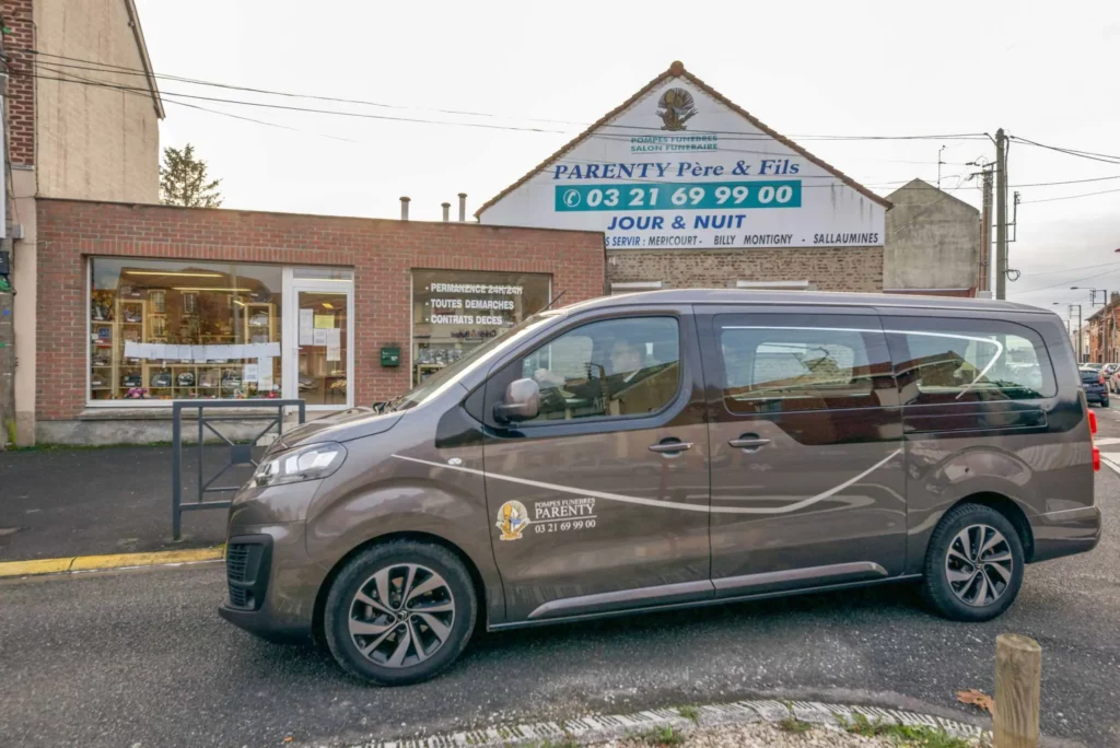 Véhicule de pompes funèbres Parenty Père & Fils devant l'agence.